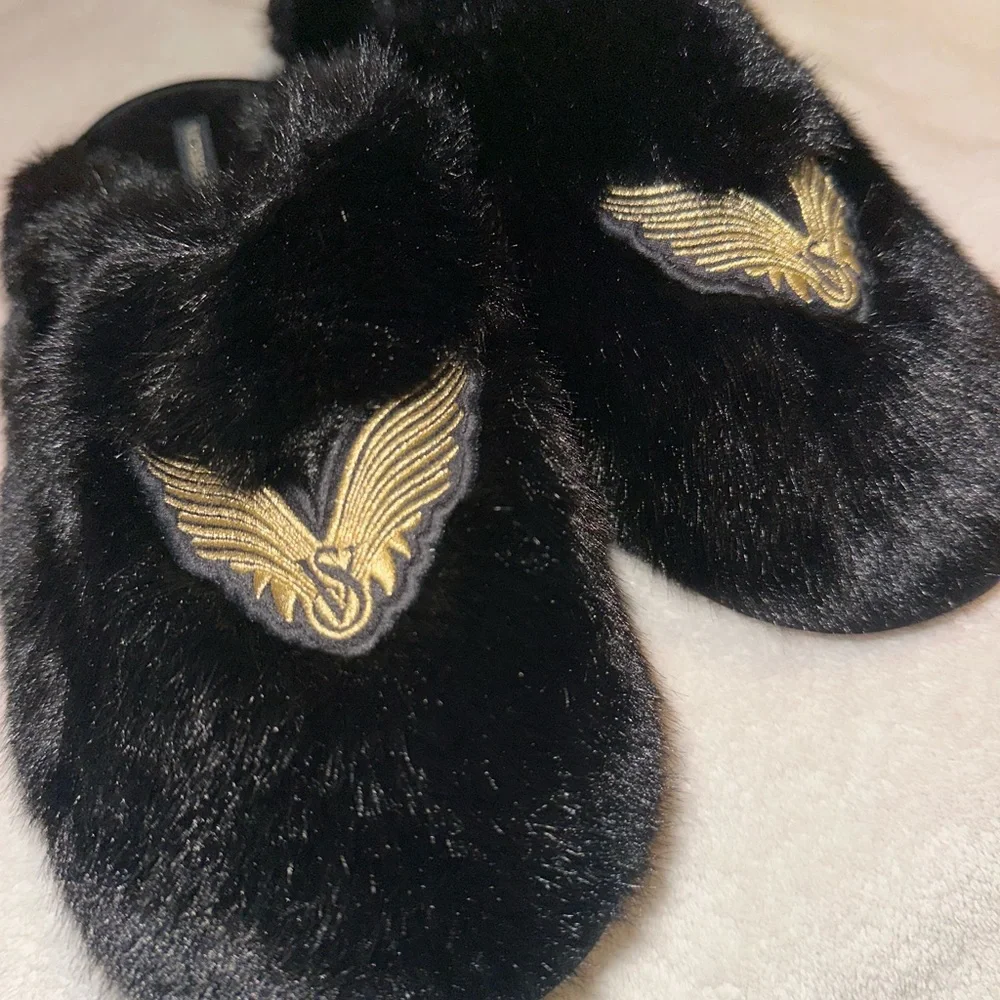 Black Soft Victorias scared slippers size medium 🖤🤍 - Picture 6 of 9